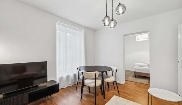Modern 2 Bdr-flat top Location