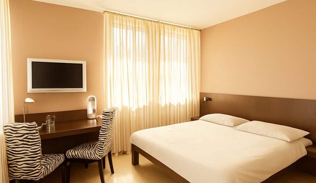 HOTEL QUERS INN