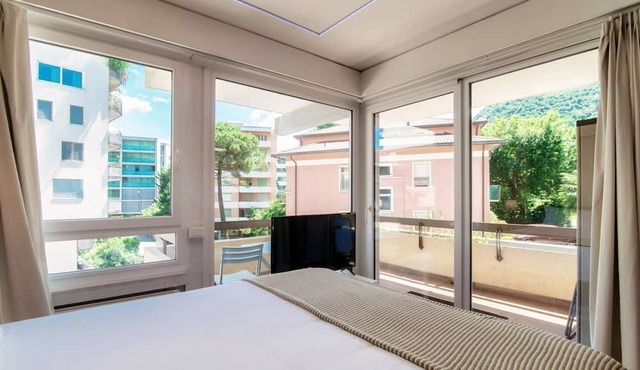 Modern one-room apartment with balcony close to Paradiso station (Terrazza Parad
