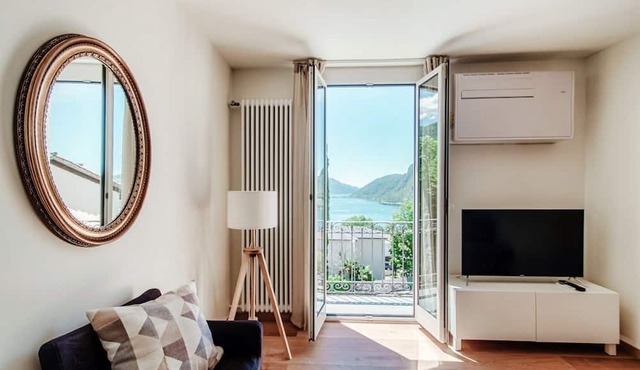 Lovely one-bedroom apartment with balconies overlooking the lake (Dream Lake 3)