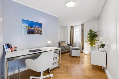 Designer Old Town residence WaterView AC