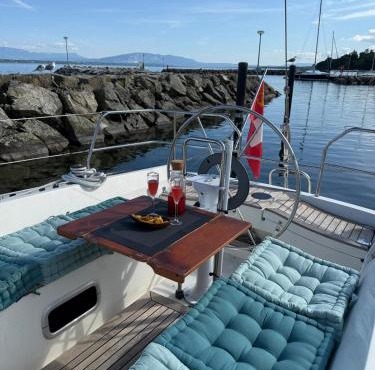 Fully equipped sailing boat & exploring zodiac