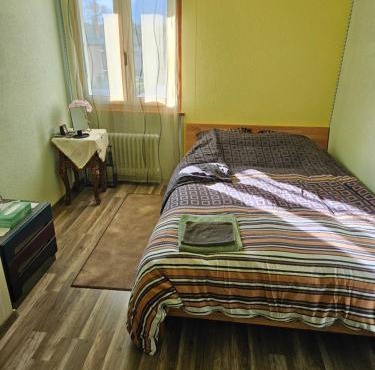1 chambre jaune dans une maison privé