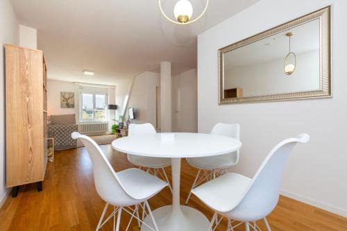 KAYA Zurich Apartment 5B - Downtown 2BR Deluxe Loft Apt