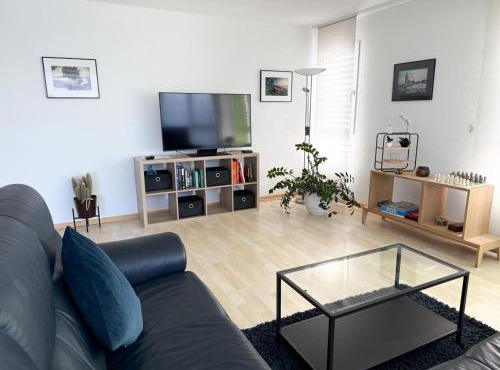 Bright, AC Apartment Near Airport and City Center