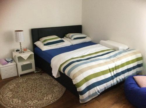 Chambre spacieuse et confortable avec écran plat